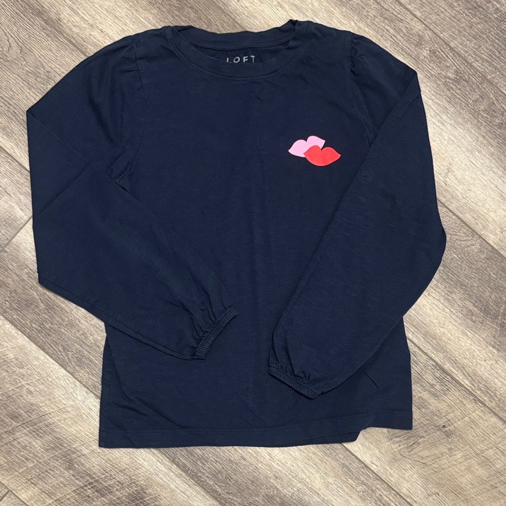 LOFT Long flowy Sleeve Shirt with Pink & Red Lips perfect for Valentines Day ❤️